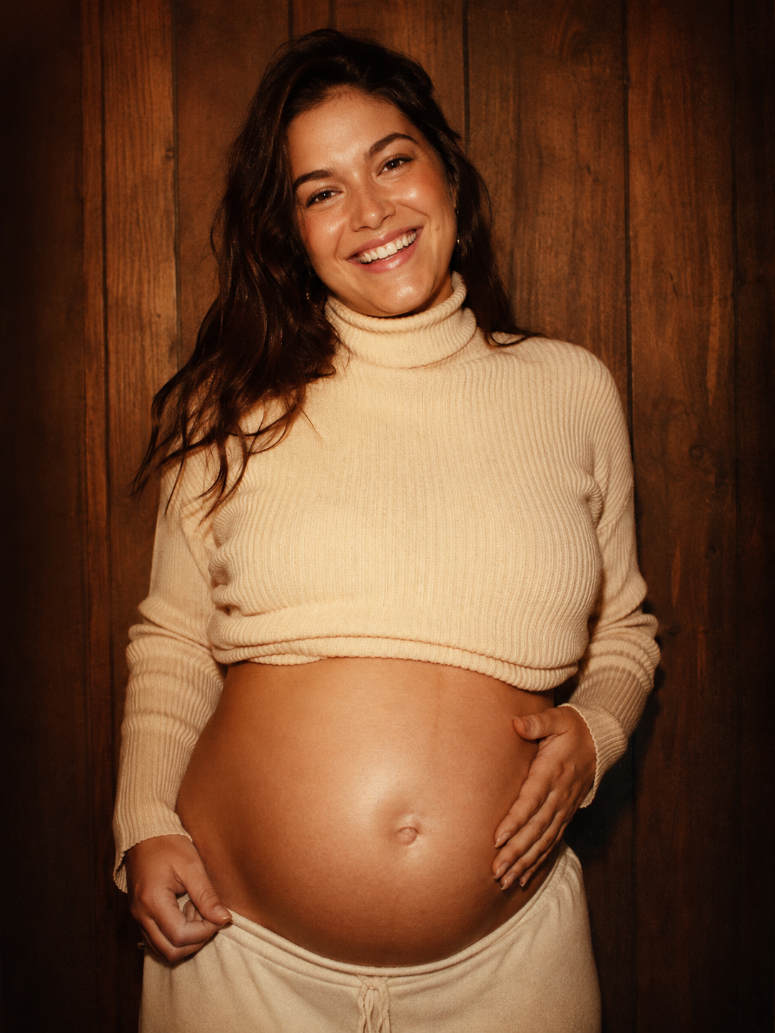 Referência de ensaio gestante com sorriso e luz aconchegante